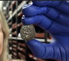 MONETINA FENICIA (2)